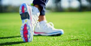 write a blog about How to Choose the Right Golf Shoes for Your Feet