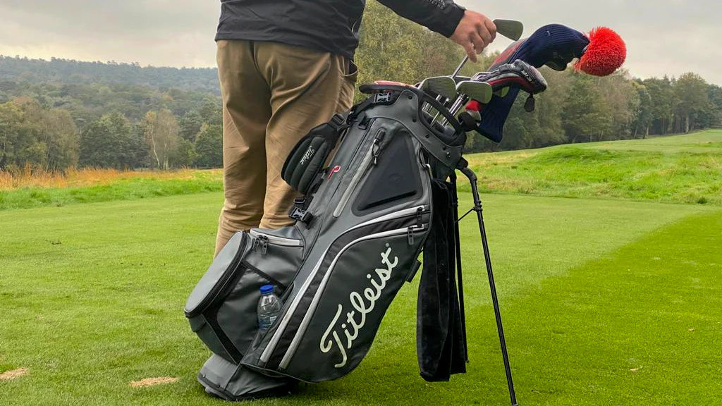 write a blog about The Advantages of a Hybrid Golf Bag