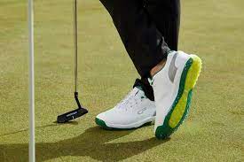 write a blog about The Benefits of a Synthetic Golf Shoe