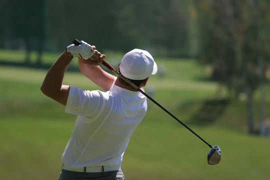 Tips for a Smooth Golf Swing: Minimizing Tension and Overthinking